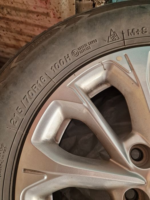 Комплект зимних шин на титановых дисках.