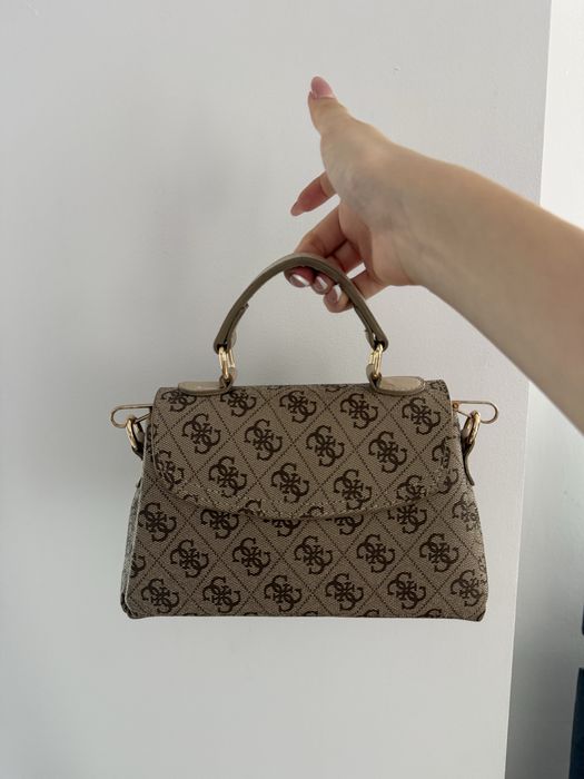 Кафява чанта Guess