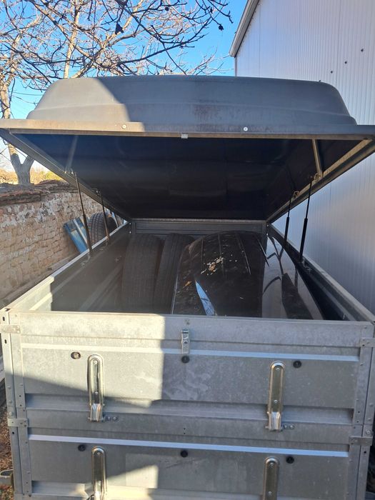 Продава ремарке.