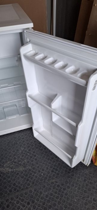 Малък хладилник с камера