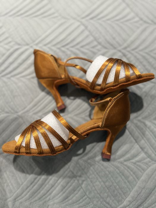 Золотые бальные туфли