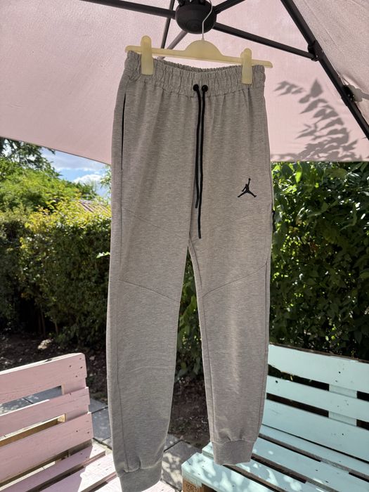 pantaloni de trening gri nike jordan