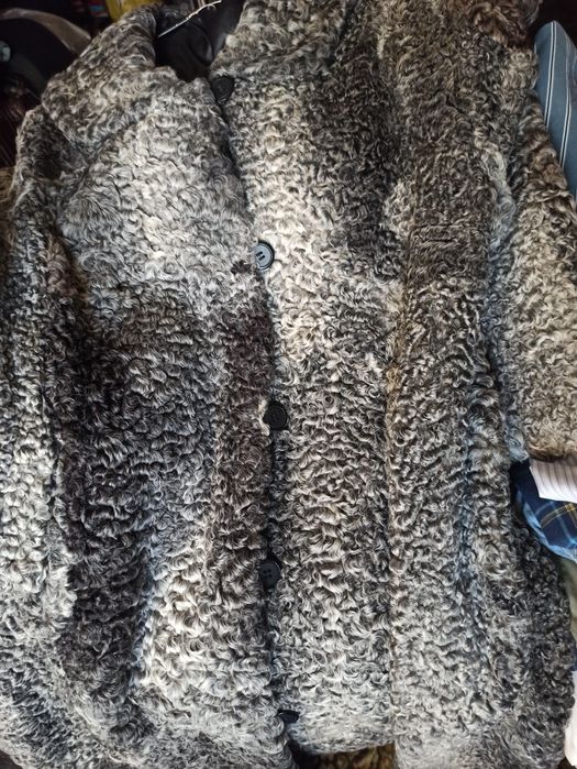 Новая красивая шуба натуральная каракулевая.