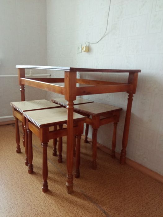 Кухонный стол из дерева