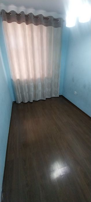 Sholkamatla roparasida 5 etaj korpsning 1 etajida 3 xonali kv sotiladi