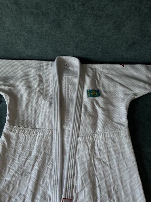 Кимоно белый.