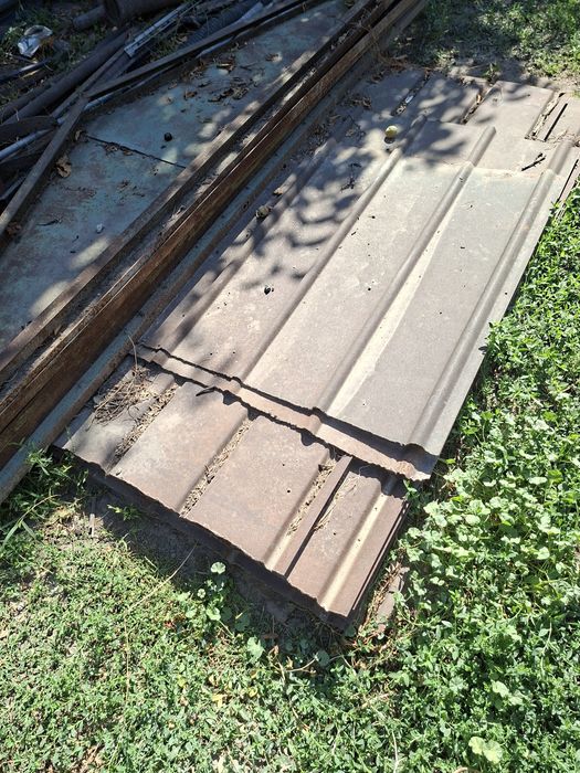 Листы железа с уголками.