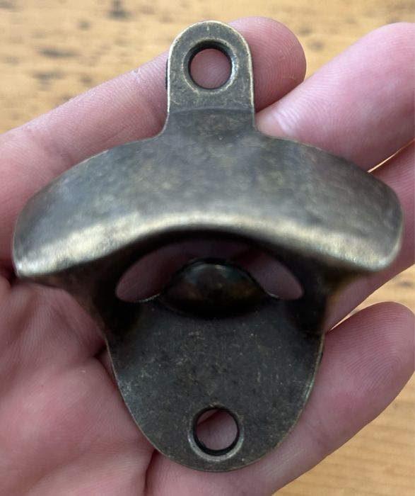 Ретро стенна отварачка за бира