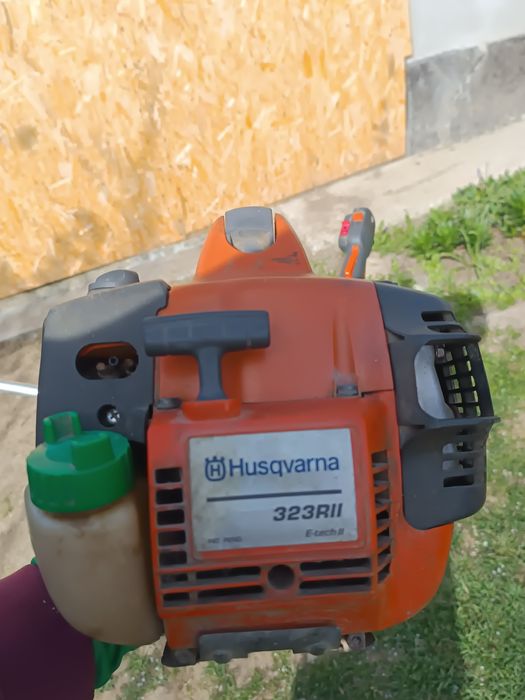 Vând cositoare Husqvarna 323 rII