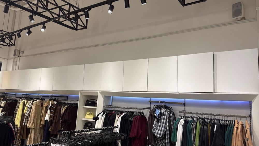 Продам настенные шкафы для магазина одежды