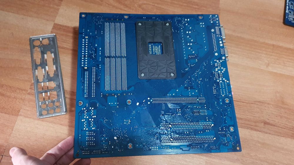 Placa de baza Gigabyte GA-M68SM-S2 + procesor AMD Athlon 64 X2 4000+ + 1GB RAM DDR2