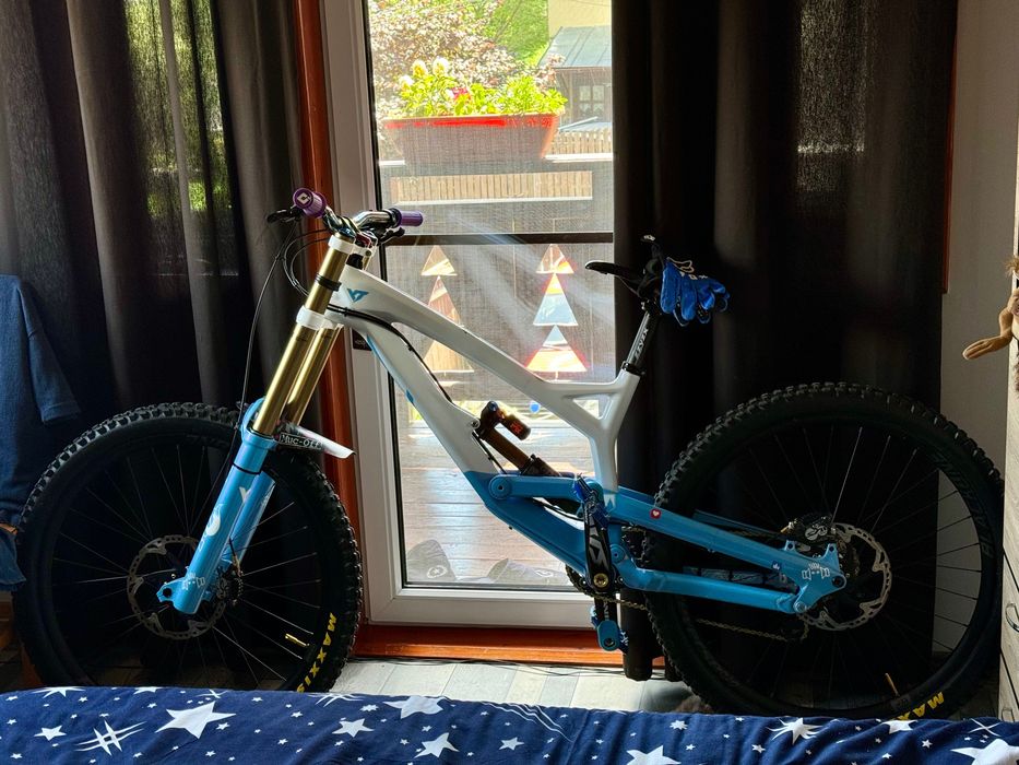 Bicicleta downhill Yt Tues