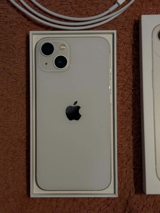 Iphone 13 чист-бял цвят