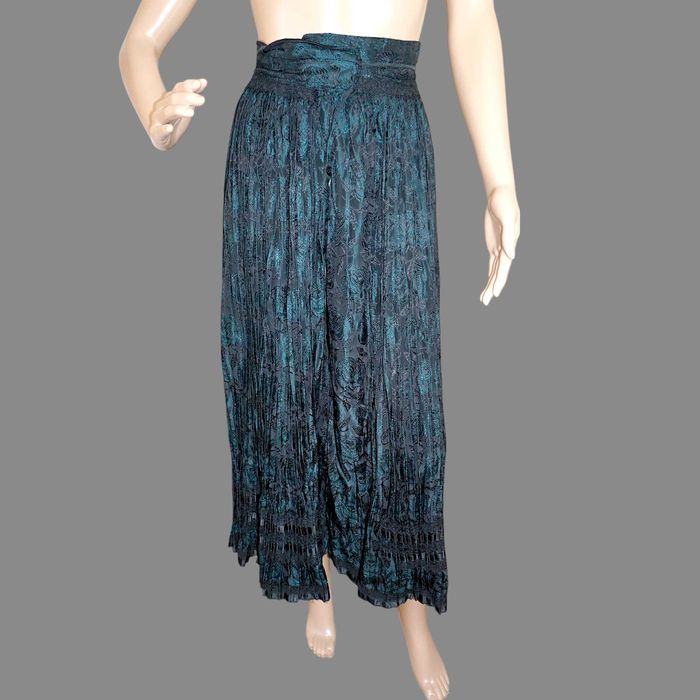 Zadie veche zona Cluj cu fusta de matase plisata, costum popular Cluj