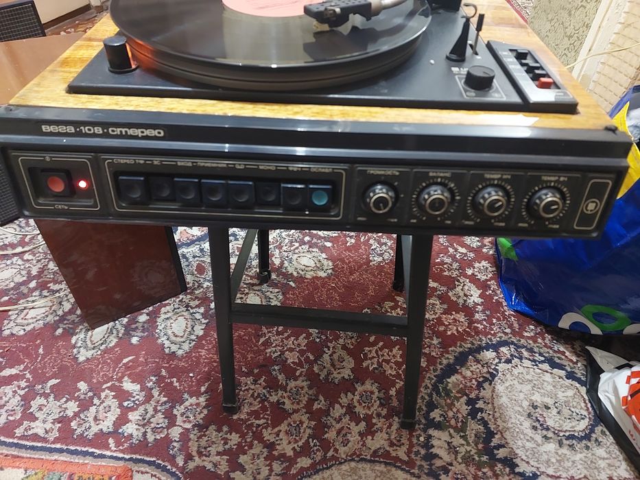 Проигрыватель с колонками Вега 108