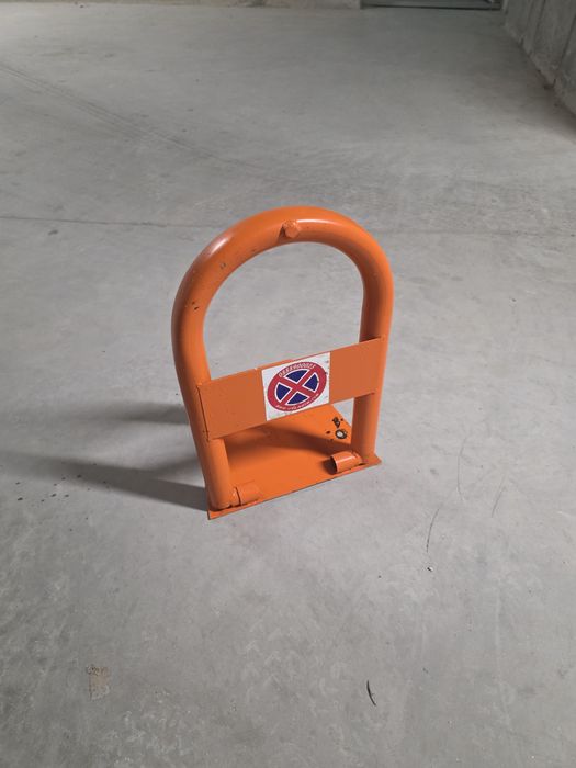 Скоба за паркомясто