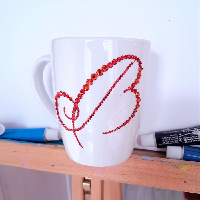 Чаша с инициали от кристални камъчета,  буква по поръчка