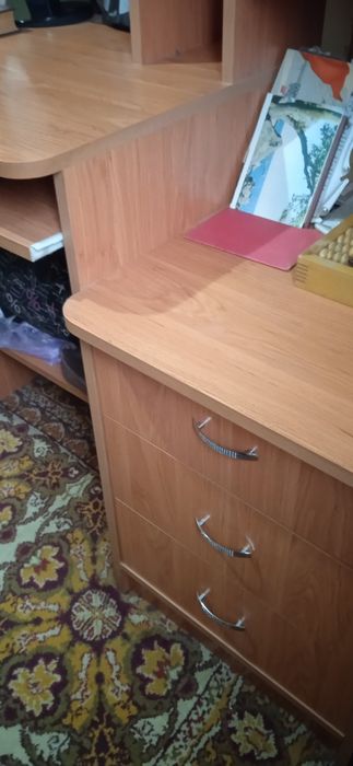 Письменный стол универсальный:с 3рабочими поверхностями,втч клавиатуры