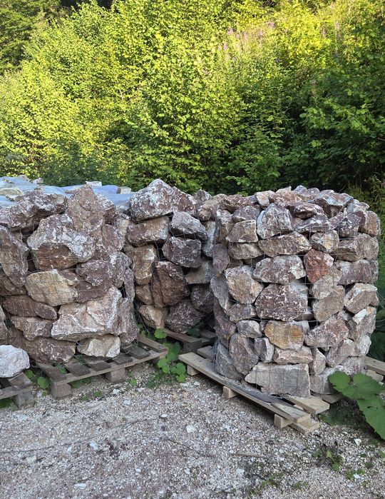 Piatra rotunjita thassos alb bolovani gradina  pasi Japanezi gri