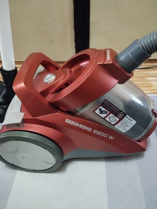 Пылесос  Редмонд.