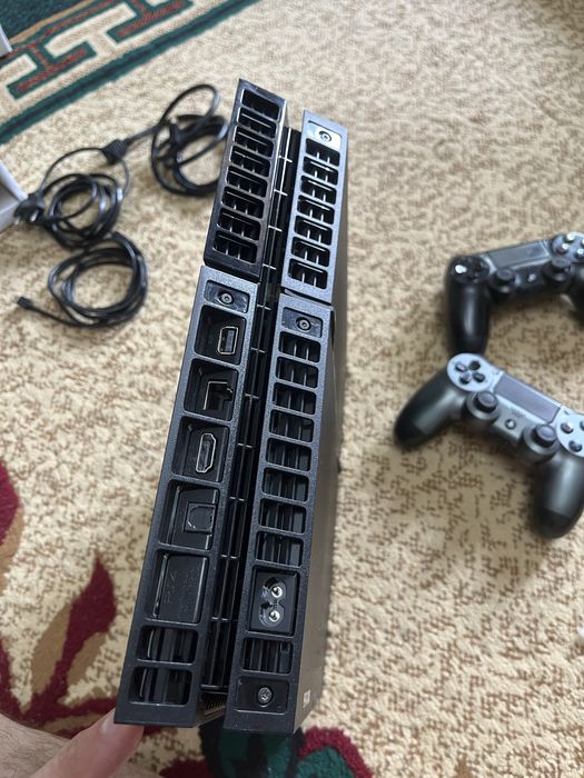 Продам PS4 Fat 500GB + 2 геймпада + игры
