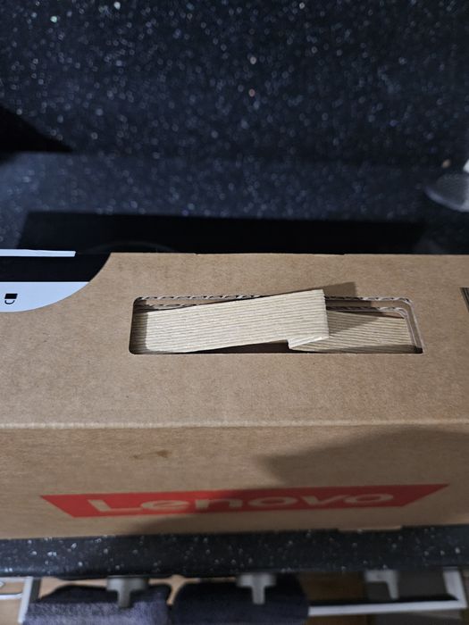 Лаптоп lenovo чисто ново не е разопакован