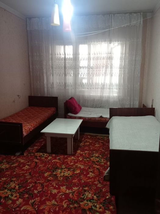 Student qizlar yoki ishlaydigan ayollar qoʻyiladi