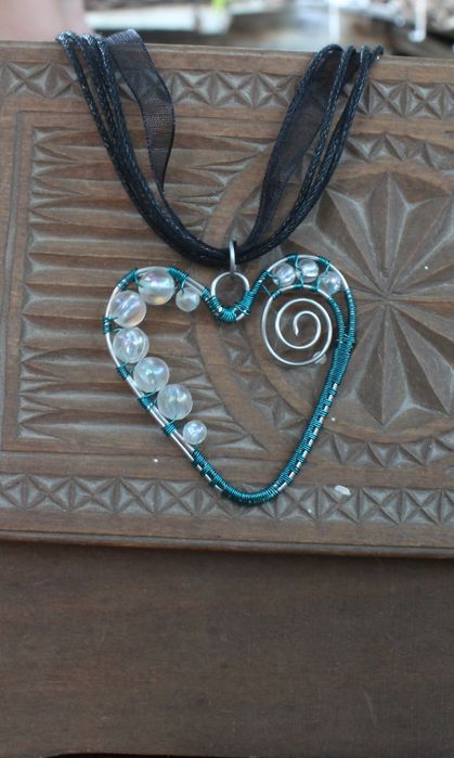 Колие от смола, тел, естествени материали