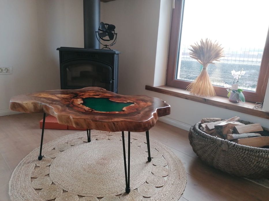 Masă de cafea din lemn de nuc cu inserție epoxy – piesă unicat