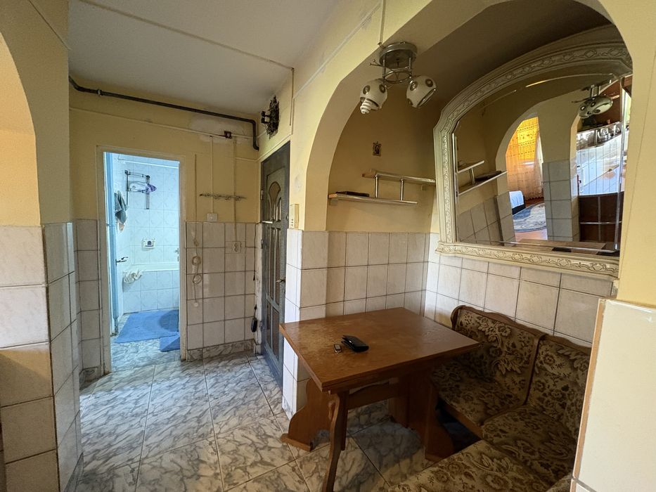 Vand apartament cu 2 camere decomandat in zona crihala