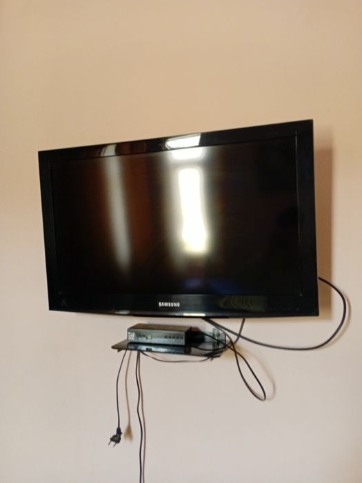 Bu televizor ideal xolatta tunelcha va devorga qotiradigan ham berilad