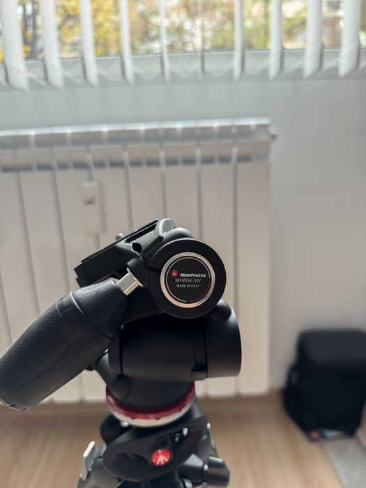Продавам статив Manfrotto в перфектно състояние.