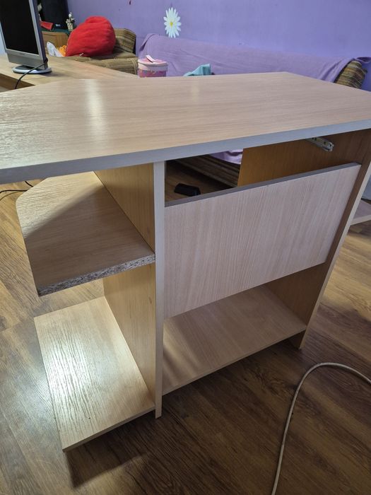 Детско бюро с място за клавиатура