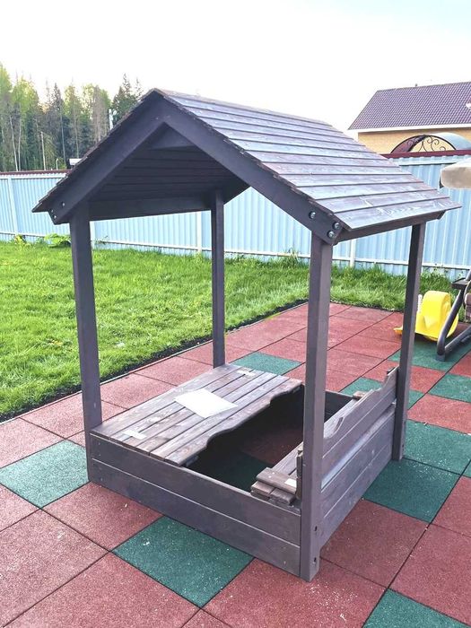 Песочница с крышей