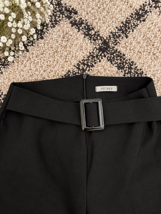 Pantaloni negri eleganți VICBEE M – croială largă, talie înaltă, curea
