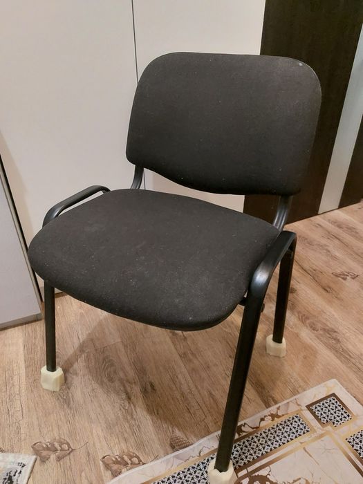Стул офисный черный.