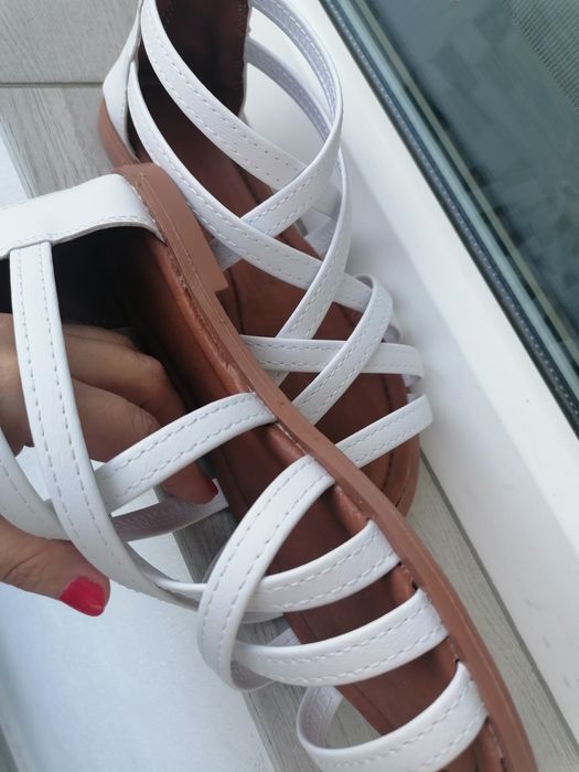 Sandale noi, marimea 35 cu interiorul de 22.5 cm