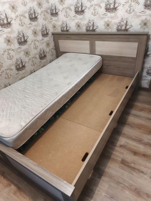 Кровать двухспальная с матрасами.