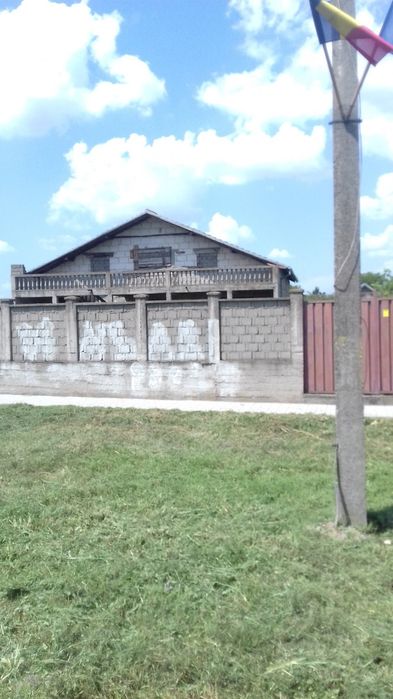 Vând vilă la roșu sau schimb cu apartament