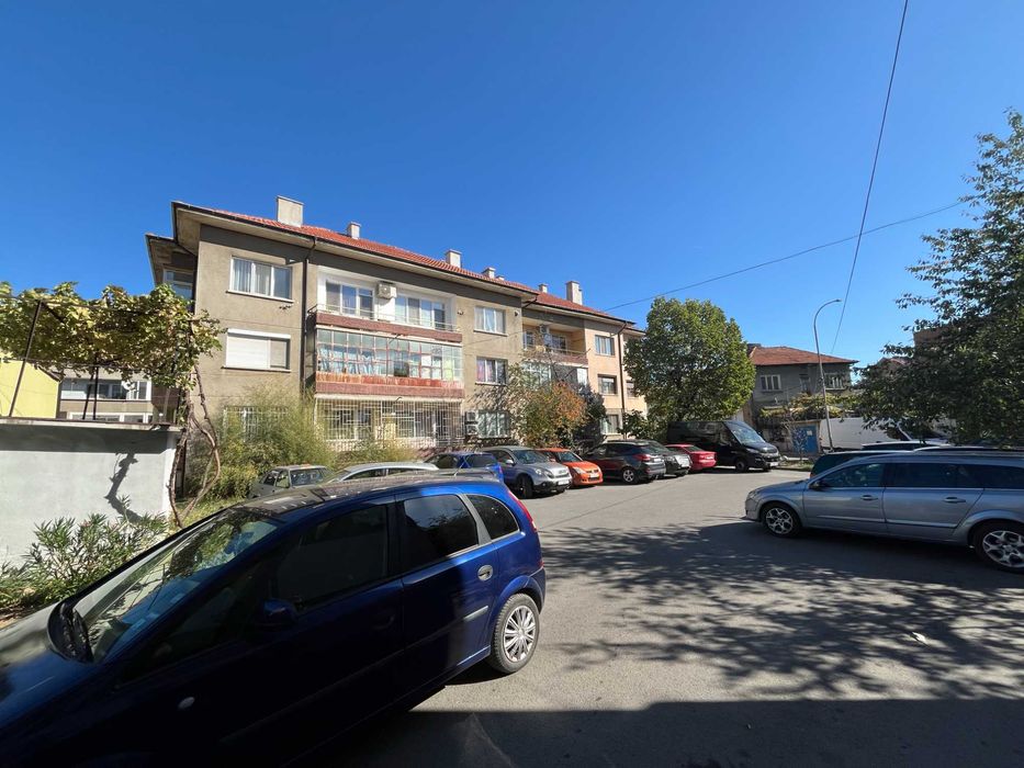 Продава се просторен апартамент в център на гр. Казанлък