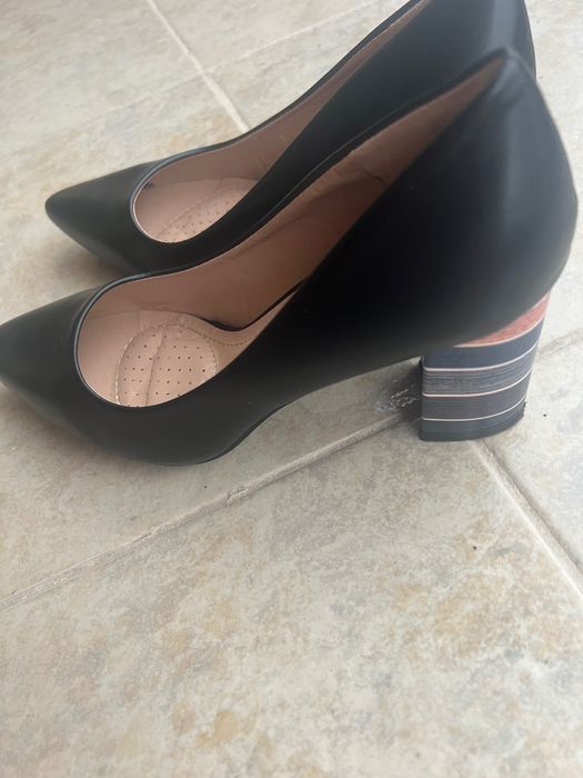 Затворени обувки, черен цвят, с шарен ток