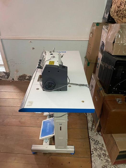 Tikuv mashinasi Averlo Maqi sotiladi stoli bilan