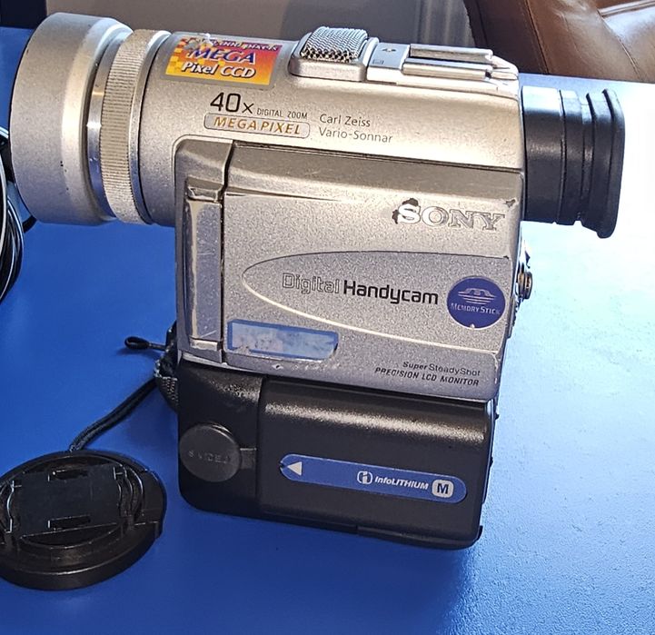 Camera video cu caseta miniDV Sony DCR-PC100E Ramnicu Valcea