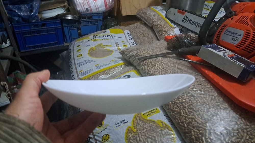 Керамични  керемиди и алпака съдинки от ресторант