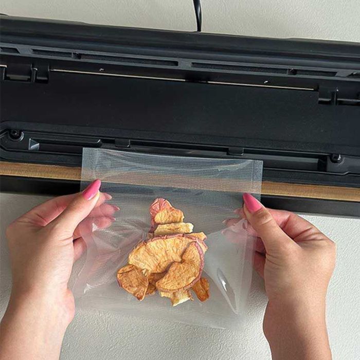 Уред за запечатване на храна с вграден нож и 10 броя вакуум торбички