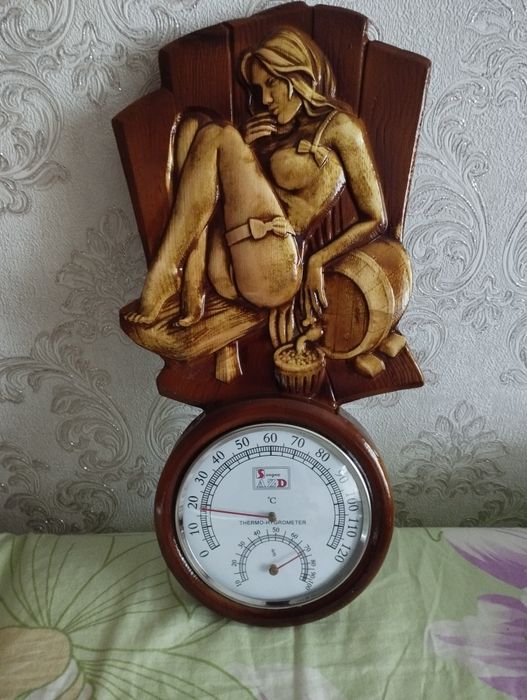Часы в резной раме