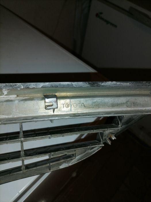 Продам противотуманки, решётку на капот