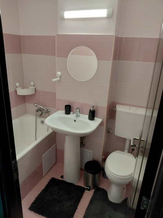 Închiriez apartament cu 2 camere