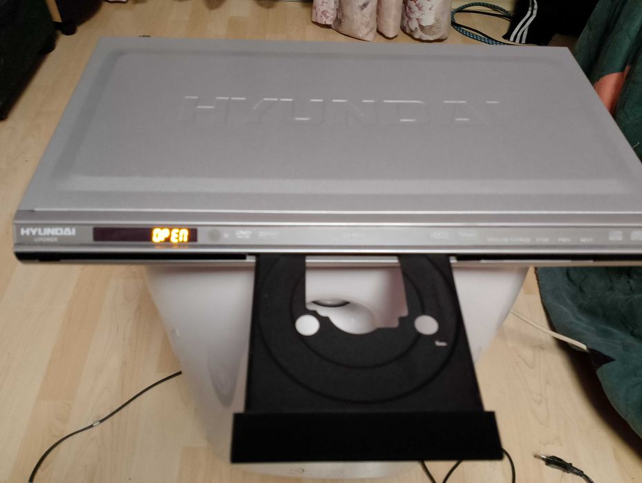 Продавам DVD player Hyundai DV6000