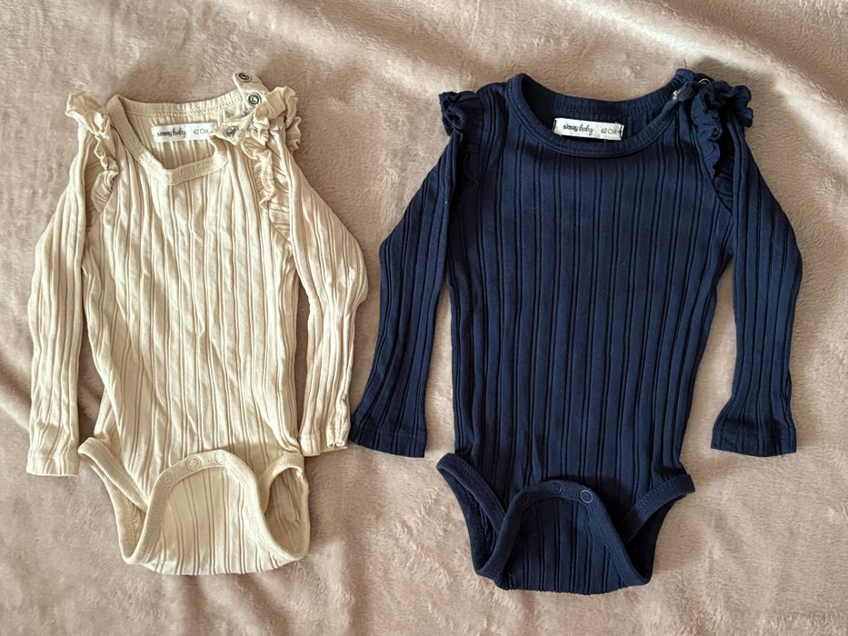 Vand aceste hainute stare impecabila